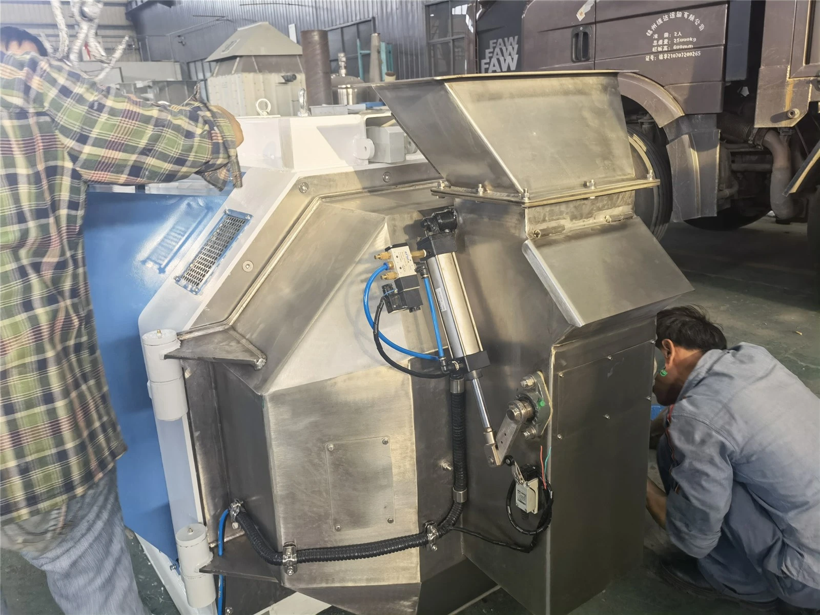 Pellet machine for cattle feed
